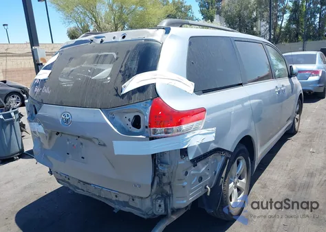 2014 Toyota Sienna Le z USA, uszkodzony, nr VIN 5TDKK3DC8ES467759